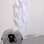 Volatilité persistante, installation with fan and printed emails